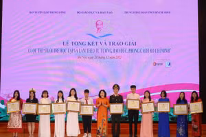 Thứ trưởng Bộ GD&ĐT Ngô Thị Minh trao bằng khen cho các thí sinh đoạt giải tại cuộc thi Tuổi trẻ học tập và làm theo tư tưởng, đạo đức, phong cách Hồ Chí Minh năm 2022.