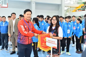 Ban tổ chức trao cờ lưu niệm cho các đơn vị dự giải.
