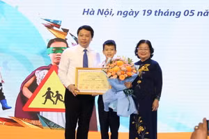 Ban tổ chức tặng bằng khen cho thí sinh giải Nhất.