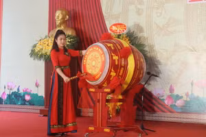 Cô Triệu Thị Thu Hương đánh trống khai giảng năm học mới.