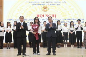 Lãnh đạo Sở GD&ĐT Hà Nội tặng hoa chúc mừng các học viên đã hoàn thành khóa học.