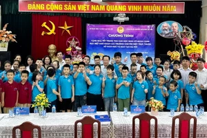 Các đại biểu chụp ảnh lưu niệm cùng các thầy cô và học sinh.