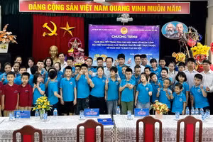 Các đại biểu chụp ảnh lưu niệm cùng các thầy cô và học sinh.