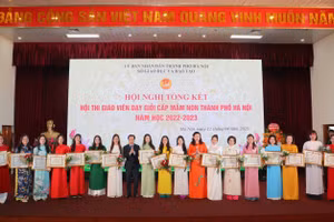 Giám đốc Sở GD&ĐT Hà Nội Trần Thế Cương trao giải Nhất cho các giáo viên mầm non tại hội thi giáo viên dạy giỏi cấp thành phố.