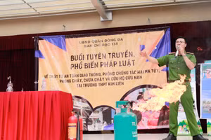 Trường học phối hợp với Công an tổ chức tuyên truyền phổ biến pháp luật cho học sinh.