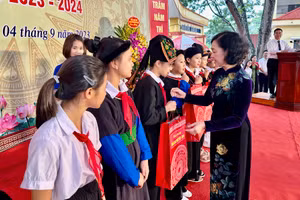 Bà Trương Thị Mai tặng quà cho học sinh Trường PTDTNT THCS huyện Văn Yên.