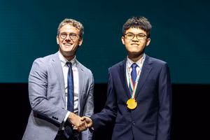 Nguyễn Ngọc Đăng Khoa (bên phải) nhận huy chương Vàng tại Olympic Tin học quốc tế 2023.