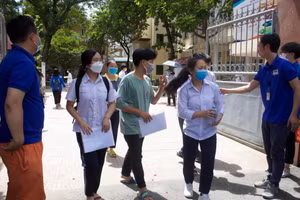 Học sinh dự thi vào lớp 10 tại Hà Nội năm 2022.