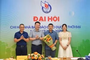 Tổng biên tập Báo GD&TĐ tặng hoa chúc mừng Ban Thư ký Chi hội Nhà báo Báo GD&TĐ nhiệm kỳ 2023-2025.