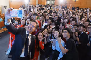Thủ tướng Hà Lan Mark Rutte chụp ảnh selfie cùng học sinh. Ảnh: TTXVN
