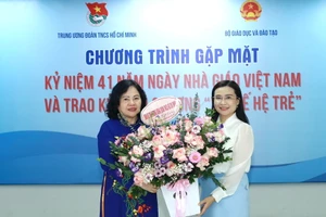 Bí thư Trung ương Đoàn Nguyễn Phạm Duy Trang tặng hoa chúc mừng Thứ trưởng Ngô Thị Minh.