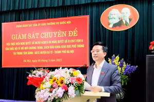 Ông Đỗ Chí Nghĩa - Ủy viên Thường trực Ủy ban Văn hóa, Giáo dục của Quốc hội phát biểu tại buổi làm việc.