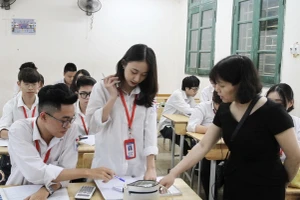 Học sinh Trường THPT Trần Hưng Đạo (quận Thanh Xuân, Hà Nội) ôn thi tốt nghiệp THPT.