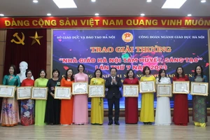 Giám đốc Sở GD&ĐT Hà Nội Trần Thế Cương trao giải thưởng Nhà giáo Hà Nội tâm huyết, sáng tạo năm 2023.