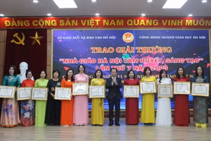 Giám đốc Sở GD&ĐT Hà Nội Trần Thế Cương trao giải thưởng Nhà giáo Hà Nội tâm huyết, sáng tạo năm 2023.
