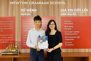 Cô Hoàng Thị Mận - Hiệu trưởng Trường THCS-THPT Newton chúc mừng thành tích của Hoàng Phạm Minh Khánh.