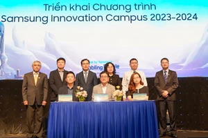 Các đại biểu kí kết biên bản ghi nhớ triển khai Chương trình Samsung Innovation Campus 2023-2024.