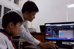 Thầy Bùi Minh Đức hướng dẫn học sinh lập trình.