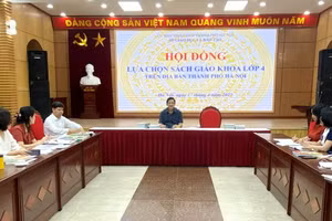 Phó Giám đốc Sở GD&ĐT Hà Nội Phạm Xuân Tiến chủ trì cuộc họp lựa chọn sách giáo khoa lớp 4. 