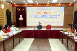 Phó Giám đốc Sở GD&ĐT Hà Nội Phạm Xuân Tiến chủ trì cuộc họp lựa chọn sách giáo khoa lớp 4. 