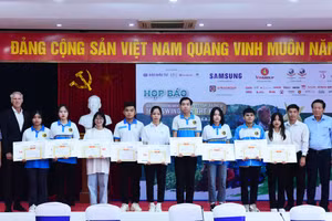 Ban tổ chức trao học bổng cho các sinh viên. Ảnh: BTC.