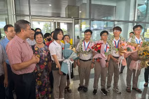 Ông Lê Mỹ Phong chúc mừng thành tích của đoàn Olympic Hóa học quốc tế 2023.