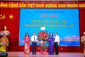 Thứ trưởng Ngô Thị Minh tặng hoa chúc mừng ngành GD-ĐT quận Hai Bà Trưng.