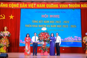 Thứ trưởng Ngô Thị Minh tặng hoa chúc mừng ngành GD-ĐT quận Hai Bà Trưng.