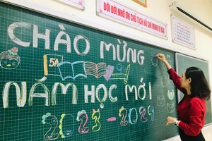 Giáo viên Trường Tiểu học Tràng An trang trí lớp học chuẩn bị cho lễ khai giảng.