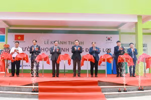 Các đại biểu cắt băng khánh thành.