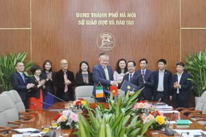 Hai bên ký kết thỏa thuận hợp tác.