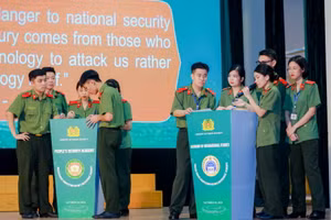 Các đội tranh tài trong trận chung kết.