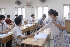 Thí sinh hào hứng bước vào ngày thi đầu tiên.