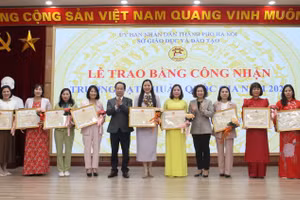 Giám đốc Sở GD&ĐT Hà Nội Trần Thế Cương trao bằng công nhận trường đạt chuẩn quốc gia năm 2022 cho các đơn vị.