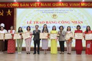 Giám đốc Sở GD&ĐT Hà Nội Trần Thế Cương trao bằng công nhận trường đạt chuẩn quốc gia năm 2022 cho các đơn vị.