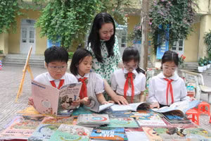 Cô trò Trường Tiểu học Vĩnh Hưng hào hứng tham gia ngày hội đọc sách.