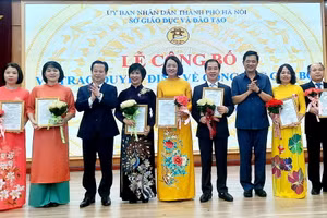 Lãnh đạo Sở GD&ĐT Hà Nội trao các quyết định bổ nhiệm.