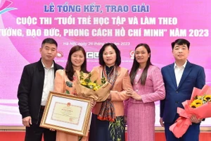 Cô giáo Đào Thị Thuận giành giải Nhất cuộc thi Học và làm theo Bác năm 2023.