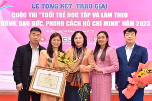 Cô giáo Đào Thị Thuận giành giải Nhất cuộc thi Học và làm theo Bác năm 2023.