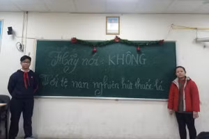 Học sinh Trường THCS Hoàn Kiếm tuyên truyền về tác hại của thuốc lá.