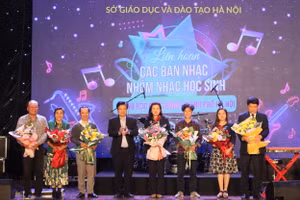 Thứ trưởng Bộ GD&ĐT Nguyễn Hữu Độ tặng hoa cho Ban giám khảo liên hoan.