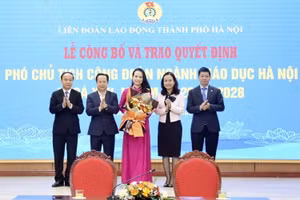 Lãnh đạo Sở GD&ĐT Hà Nội chúc mừng tân Phó Chủ tịch Công đoàn ngành Giáo dục Hà Nội.