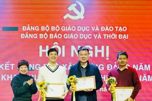 Các đảng viên hoàn thành xuất sắc nhiệm vụ nhận giấy khen.