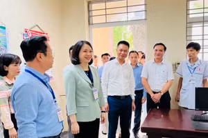 Phó Chủ tịch UBND Vũ Thu Hà kiểm tra kiểm tra công tác tổ chức thi tại điểm thi Trường THPT Phú Xuyên .