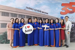 Giáo viên Trường THPT chuyên Hà Nội - Amsterdam.