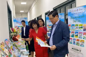 Cán bộ quản lý, giáo viên nghiên cứu sách giáo khoa lớp 4 mới.