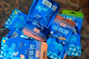 Nhiều loại kẹo không rõ nguồn gốc được bán trước cổng trường.