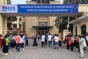 Các thí sinh dự thi tuyển sinh vào lớp 10 Trường THPT chuyên Khoa học Tự nhiên.