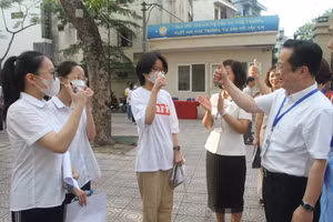 Giám đốc Sở GD&ĐT Hà Nội cùng các thí sinh biểu thị quyết tâm chinh phục kỳ thi.