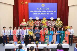 Ban chấp hành Công đoàn khóa mới ra mắt Đại hội.